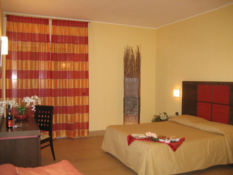 Hôtel Costa Azzurra à Pulsano Extérieur photo