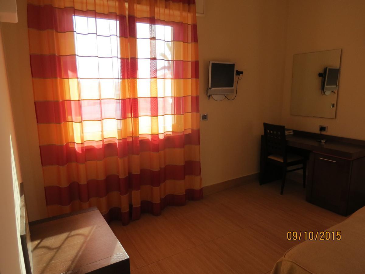 Hôtel Costa Azzurra à Pulsano Extérieur photo